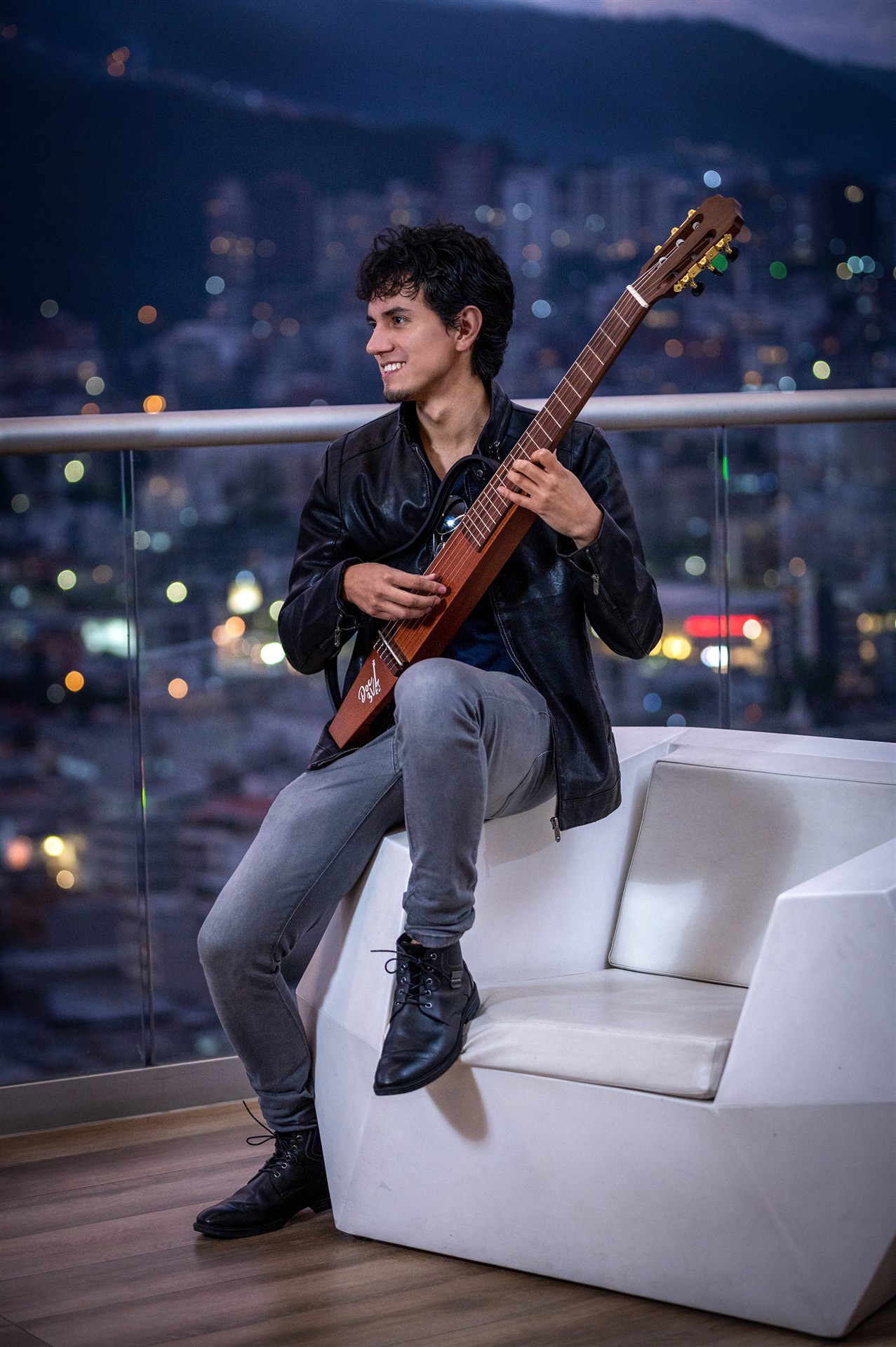 Vinicio Gavilanes — Doc 3V, con guitarra
