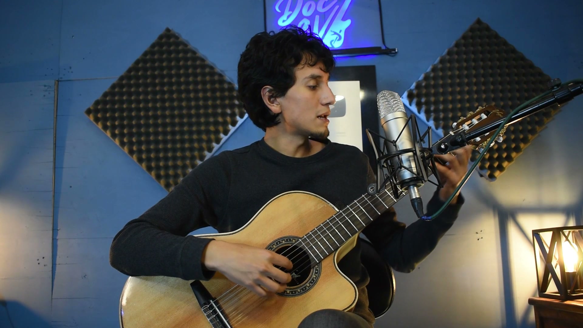 Doc 3V tocando en posición clásica, guitarra sobre el muslo izquierdo