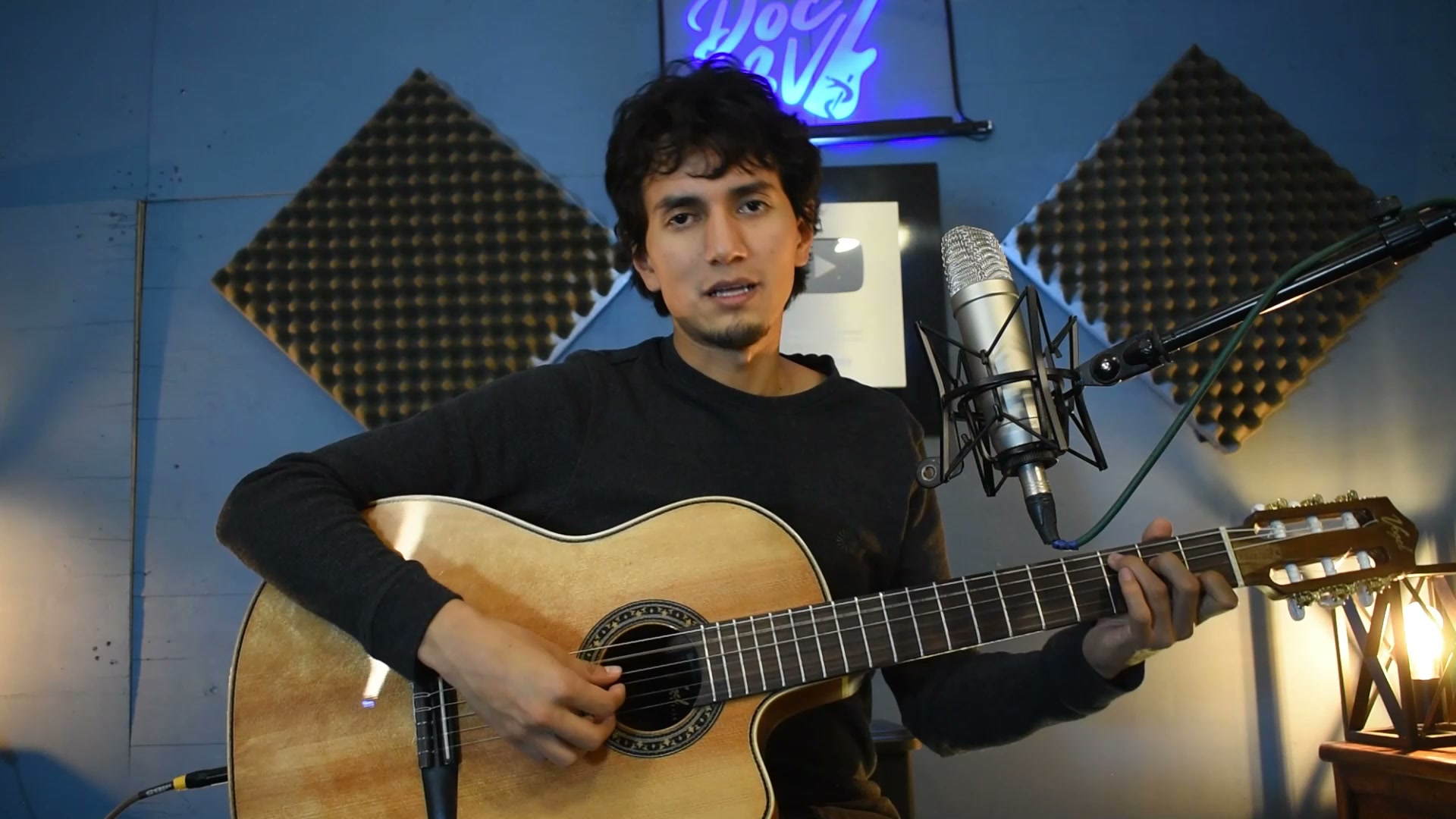 Doc 3V tocando en posición informal, guitarra sobre el muslo derecho